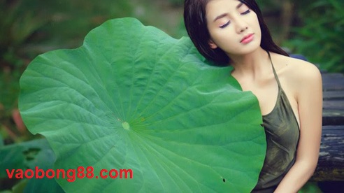 Thiếu nữ Nude bên hồ sen 7