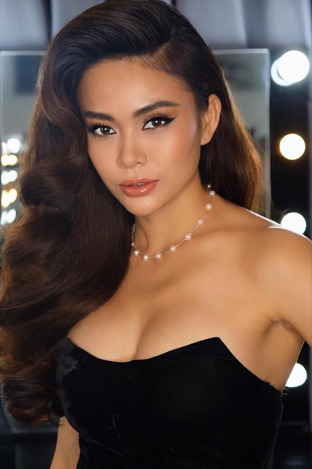 a-hau-mau-thuy-khoe-than-hinh-nong-bong-ea4cc0