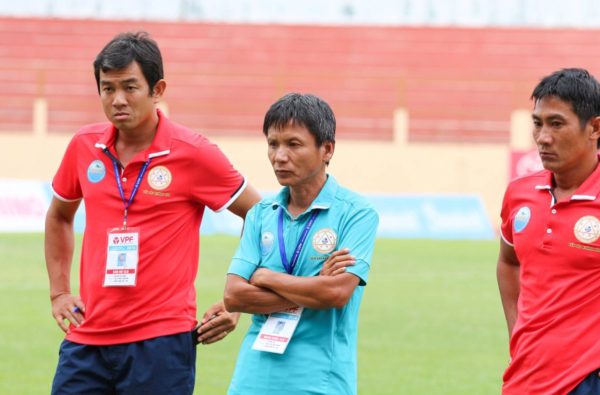 hlv-vo-dinh-tan-bi-duoi-ra-ngoai-san. 1