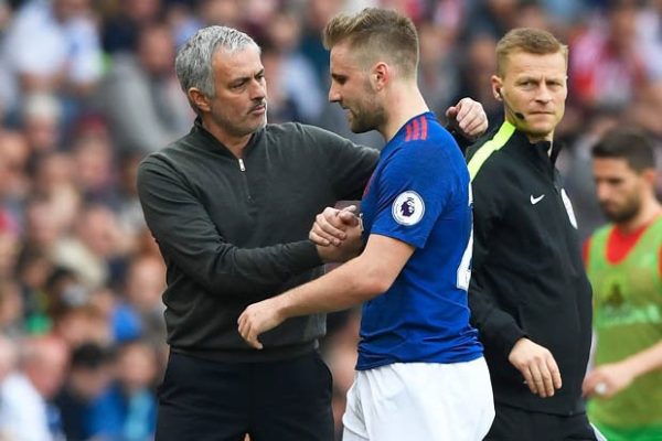 nhung-cai-ten-de-mourinho-sale-off.-1-e1523891517976