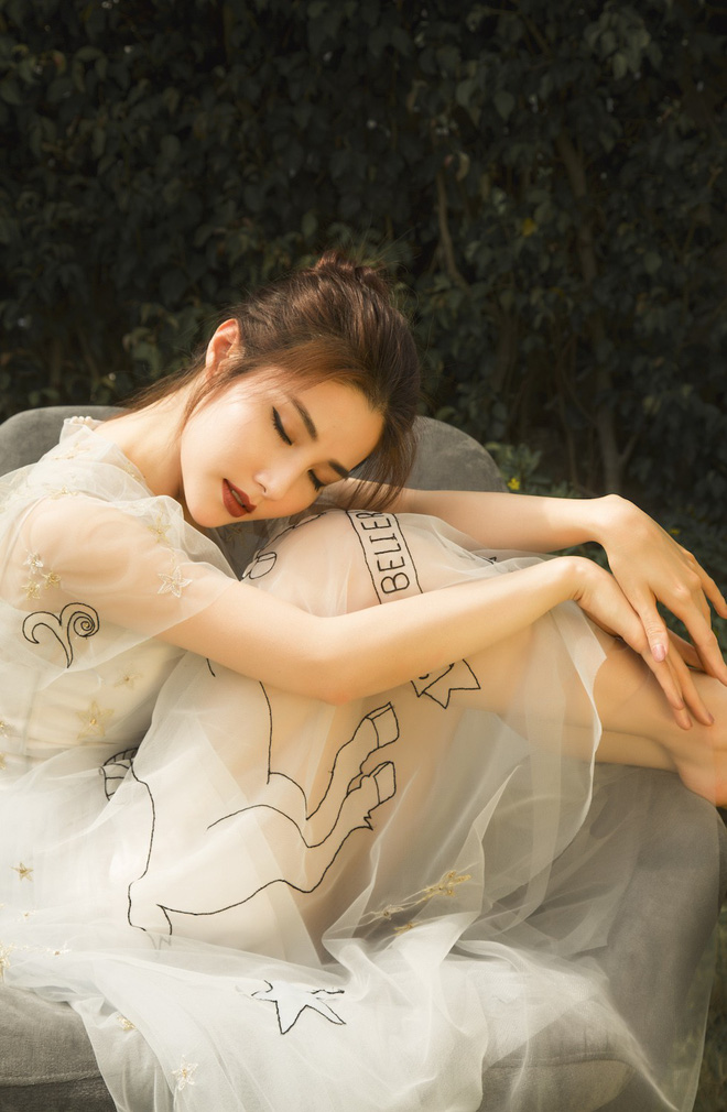 diem-my-9x-tu-tin-khoe-het-co-the-qua-vay-xuyen-thau-1 (1)