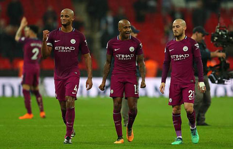 guardiola-chinh-thuc-tro-thanh-hlv-xuat-sac-nhat-ngoai-hang-anh-2017-2018-2