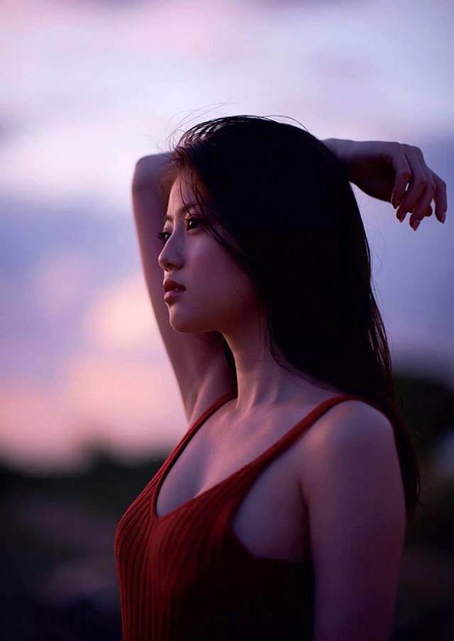 mio-imada-khien-cac-quy-ong-xit-mau-mui (7)