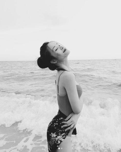 ngam-dong-nhi-uot-at-khoe-dang-tren-bien (4)