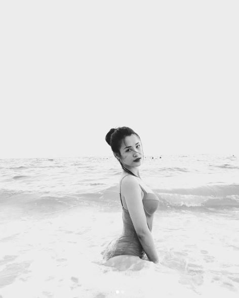 ngam-dong-nhi-uot-at-khoe-dang-tren-bien (6)