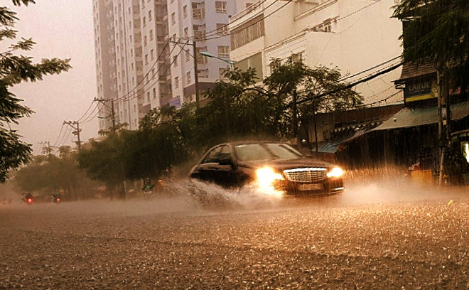Sài Gòn mưa trắng trời, nguy cơ ngập nặng