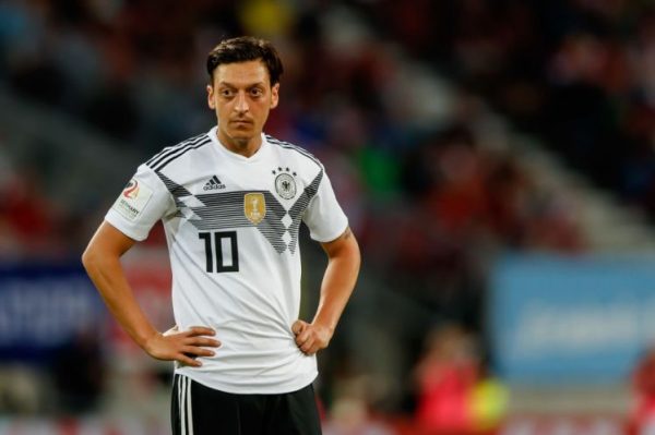 mesut-ozil-gap-chan-thuong-nghiem-trong-1