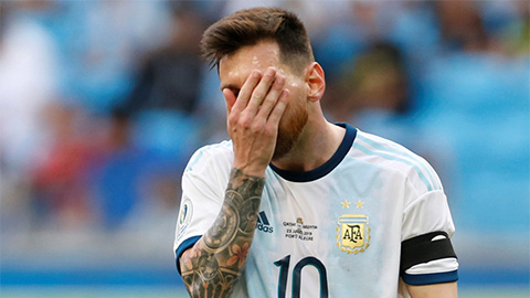 argentina-chat-vat-vao-tu-ket-copa-america-messi-do-loi-cho-mat-san-1