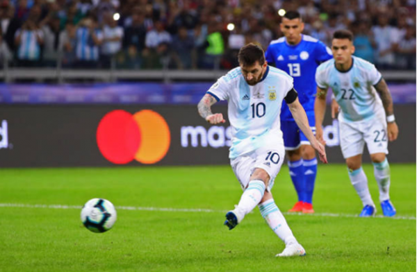 argentina-chat-vat-vao-tu-ket-copa-america-messi-do-loi-cho-mat-san-2