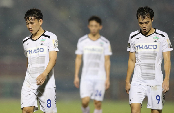 bau-duc-da-den-an-ui-dong-vien-cac-cau-thu-hagl-1